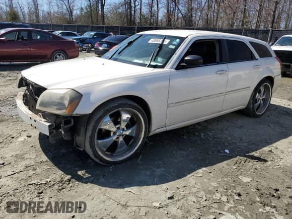 2007 Dodge Magnum with VIN 2D4FV47V47H735075, listed as a Copart auction lot 48998215 with 212,036 mi miles and Salvage title. Bid and sale history available at DreamBid. Image 1.