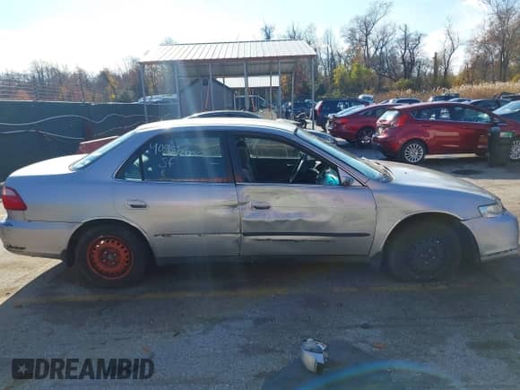 2000 Honda Accord LX z VIN 1HGCG6550YA113888, wystawiony jako IAAI lot #40956500 z przebiegiem 235 124 mil mil oraz . Historia ofert i sprzedaży dostępna na DreamBid. Obrazek 14.