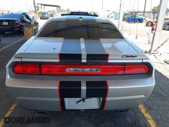 2012 Dodge Challenger R/T z VIN 2C3CDYBT6CH107999, wystawiony jako IAAI lot #42837530 z przebiegiem 124 448 mil mil oraz . Historia ofert i sprzedaży dostępna na DreamBid. Obrazek 17.