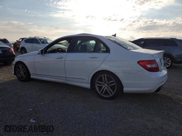 2014 Mercedes-Benz C 250 Sport z VIN WDDGF4HB2EA932024, wystawiony jako Copart lot #82666345 z przebiegiem 158 620 mil mil oraz Czysty tytuł • Clean title. Historia ofert i sprzedaży dostępna na DreamBid. Obrazek 2.