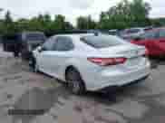 2019 Toyota Camry SE z VIN 4T1B11HK5KU720581, wystawiony jako IAAI lot #42300818 z przebiegiem 136 779 mil mil oraz . Historia ofert i sprzedaży dostępna na DreamBid. Obrazek 3.