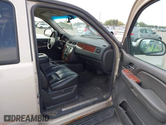 2007 Chevrolet Suburban LT z VIN 1GNFK16307J213375, wystawiony jako IAAI lot #43338812 z przebiegiem 220 975 mil mil oraz . Historia ofert i sprzedaży dostępna na DreamBid. Obrazek 5.
