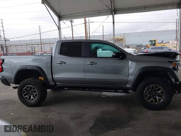 2024 Chevrolet Colorado 4WD ZR2 z VIN 1GCPTFEK9R1177298, wystawiony jako IAAI lot #42064294 z przebiegiem 3 827 mil mil oraz . Historia ofert i sprzedaży dostępna na DreamBid. Obrazek 14.