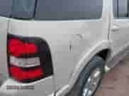 2006 Ford Explorer Limited z VIN 1FMEU65E86UB55944, wystawiony jako IAAI lot #41683579 z przebiegiem 245 356 mil mil oraz . Historia ofert i sprzedaży dostępna na DreamBid. Obrazek 6.