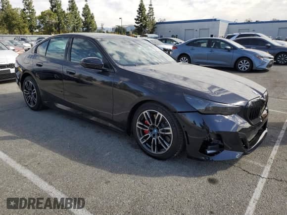 2025 BMW 5 Series с VIN WBA13FK09SCT71040, выставлен на аукционе Copart как лот 46682045 с пробегом 283 миль миль и Списание • Salvage title. История ставок и продаж доступна на DreamBid. Изображение 4.