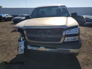 2005 Chevrolet Silverado 1500 LS z VIN 1GCEK14V15Z318515, wystawiony jako Copart lot #69565925 z przebiegiem 82 300 mil mil oraz Szkoda całkowita • Salvage title. Historia ofert i sprzedaży dostępna na DreamBid. Obrazek 5.
