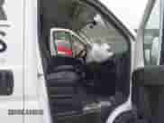 2020 Ram ProMaster Cargo z VIN 3C6URVHG6LE104162, wystawiony jako IAAI lot #42875799 z przebiegiem 36 917 mil mil oraz . Historia ofert i sprzedaży dostępna na DreamBid. Obrazek 5.