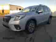 2023 Subaru Forester Premium z VIN JF2SKAECXPH419272, wystawiony jako Copart lot #85388165 z przebiegiem 89 187 mil mil oraz Czysty tytuł • Clean title. Historia ofert i sprzedaży dostępna na DreamBid. Obrazek 1.
