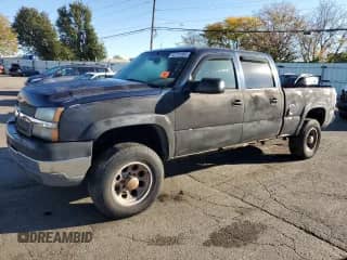 2005 Chevrolet Silverado 2500HD LT z VIN 1GCHK23215F848950, wystawiony jako Copart lot #82701685 z przebiegiem Nie podano mil oraz Szkoda całkowita • Salvage title. Historia ofert i sprzedaży dostępna na DreamBid. Obrazek 1.