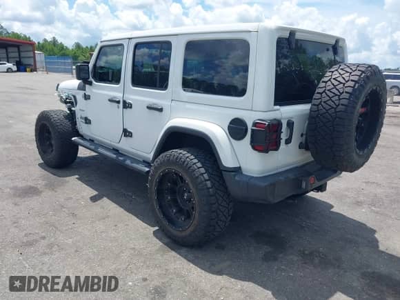 2021 Jeep Wrangler Unlimited Sahara Altitude z VIN 1C4HJXEN7MW518395, wystawiony jako IAAI lot #42484314 z przebiegiem 55 000 mil mil oraz . Historia ofert i sprzedaży dostępna na DreamBid. Obrazek 3.