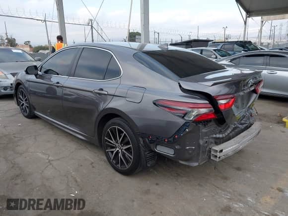 2021 Toyota Camry SE Nightshade z VIN 4T1G11AK8MU536707, wystawiony jako IAAI lot #43329430 z przebiegiem 61 408 mil mil oraz . Historia ofert i sprzedaży dostępna na DreamBid. Obrazek 3.