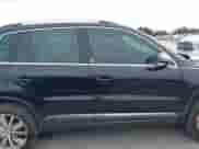 2017 Volkswagen Tiguan Wolfsburg Edition с VIN WVGRV7AX0HK002940, выставлен на аукционе IAAI как лот 43342636 с пробегом 139 922 миль миль и . История ставок и продаж доступна на DreamBid. Изображение 13.