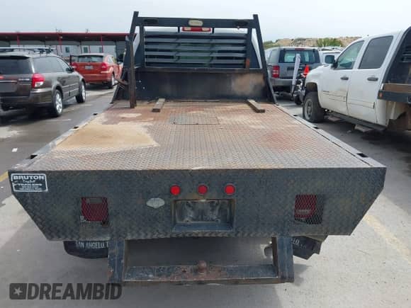 2003 Chevrolet Silverado 2500HD LS z VIN 1GCHK23193F126937, wystawiony jako IAAI lot #41893874 z przebiegiem 260 432 mil mil oraz . Historia ofert i sprzedaży dostępna na DreamBid. Obrazek 16.