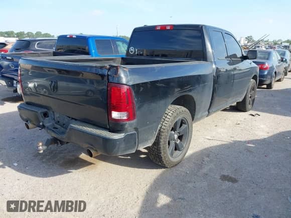 2013 Ram 1500 Express z VIN 1C6RR6FT9DS717287, wystawiony jako IAAI lot #42550627 z przebiegiem 199 739 mil mil oraz . Historia ofert i sprzedaży dostępna na DreamBid. Obrazek 4.