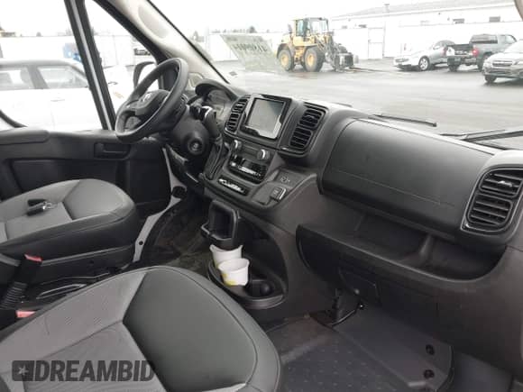 2025 Ram ProMaster Cargo Tradesman z VIN 3C6LRVDG2SE513369, wystawiony jako IAAI lot #41809014 z przebiegiem 4 145 mil mil oraz . Historia ofert i sprzedaży dostępna na DreamBid. Obrazek 5.