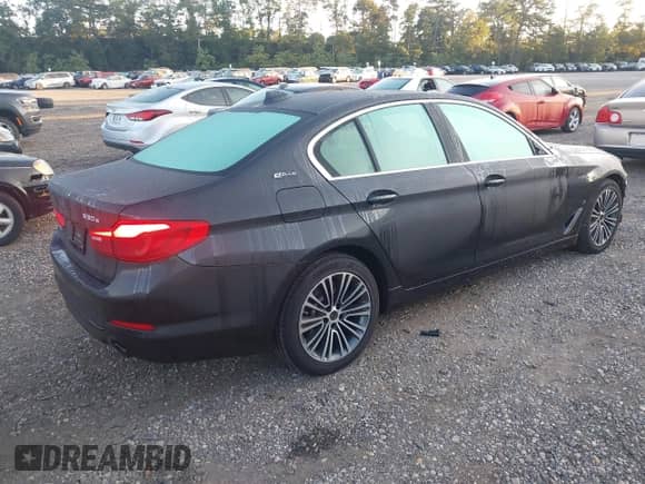 2019 BMW 5 Series 530e xDrive z VIN WBAJB1C54KB375146, wystawiony jako IAAI lot #43233813 z przebiegiem 79 646 mil mil oraz . Historia ofert i sprzedaży dostępna na DreamBid. Obrazek 4.