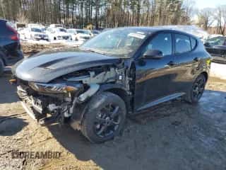 2024 Dodge Hornet R/T z VIN ZACPDFCW3R3A31862, wystawiony jako Copart lot #46829585 z przebiegiem Nie podano mil oraz Czysty tytuł • Clean title. Historia ofert i sprzedaży dostępna na DreamBid. Obrazek 1.