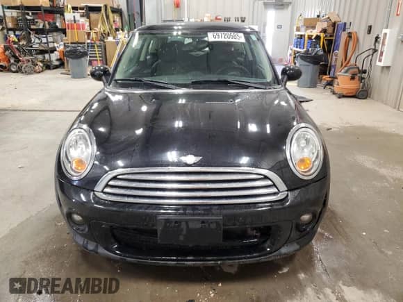 2011 MINI Hardtop with VIN WMWSU3C52BT184457, listed as a Copart auction lot 69720685 with 125,145 mi miles and Clean title. Bid and sale history available at DreamBid. Image 5.