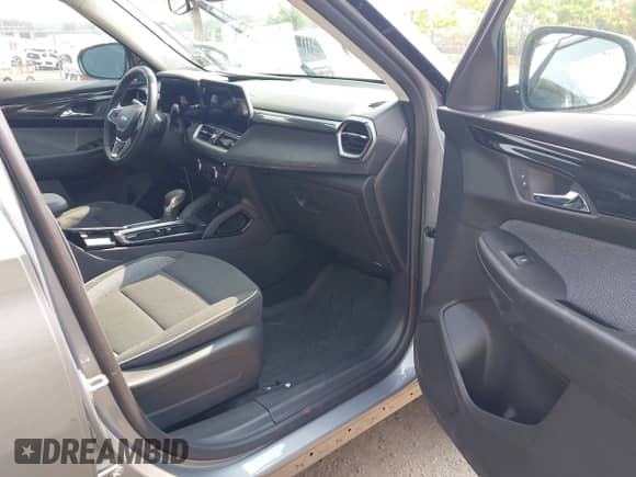 2025 Chevrolet TrailBlazer LT с VIN KL79MRSL8SB088050, выставлен на аукционе IAAI как лот 42907891 с пробегом 2 234 миль миль и . История ставок и продаж доступна на DreamBid. Изображение 5.