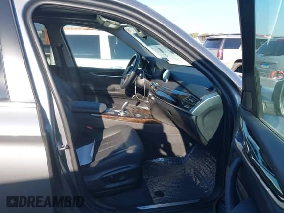 2016 BMW X5 xDrive35i z VIN 5UXKR0C53G0P27485, wystawiony jako IAAI lot #43298199 z przebiegiem 52 531 mil mil oraz . Historia ofert i sprzedaży dostępna na DreamBid. Obrazek 5.