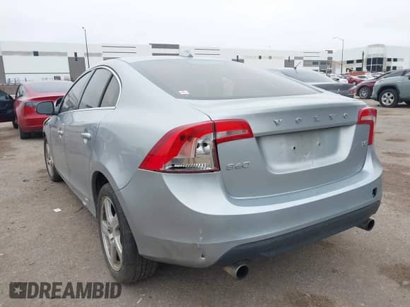 2013 Volvo S60 T5 Premier z VIN YV1612FS8D1212862, wystawiony jako IAAI lot #43112996 z przebiegiem 159 493 mil mil oraz . Historia ofert i sprzedaży dostępna na DreamBid. Obrazek 3.