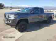 2022 Toyota Tacoma SR z VIN 3TYSZ5AN6NT095677, wystawiony jako Copart lot #84992975 z przebiegiem 25 953 mil mil oraz Szkoda całkowita • Salvage title. Historia ofert i sprzedaży dostępna na DreamBid. Obrazek 1.
