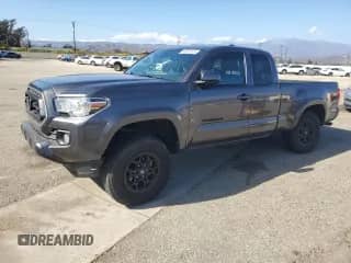 2022 Toyota Tacoma SR z VIN 3TYSZ5AN6NT095677, wystawiony jako Copart lot #84992975 z przebiegiem 25 953 mil mil oraz Szkoda całkowita • Salvage title. Historia ofert i sprzedaży dostępna na DreamBid. Obrazek 1.