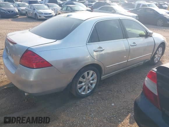 2006 Honda Accord EX-L z VIN 1HGCM66586A062841, wystawiony jako IAAI lot #43025053 z przebiegiem 288 272 mil mil oraz . Historia ofert i sprzedaży dostępna na DreamBid. Obrazek 4.