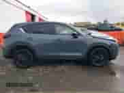 2023 Mazda CX-5 S Carbon Edition z VIN JM3KFBCM2P0212062, wystawiony jako IAAI lot #40853928 z przebiegiem 25 463 mil mil oraz . Historia ofert i sprzedaży dostępna na DreamBid. Obrazek 13.