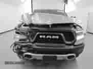 2020 Ram 1500 Rebel z VIN 1C6SRFLT7LN137992, wystawiony jako Copart lot #86550465 z przebiegiem 45 615 mil mil oraz Czysty tytuł • Clean title. Historia ofert i sprzedaży dostępna na DreamBid. Obrazek 5.