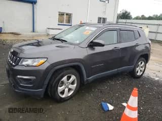 2018 Jeep Compass Latitude z VIN 3C4NJDBB4JT284505, wystawiony jako Copart lot #66802515 z przebiegiem Nie podano mil oraz Szkoda całkowita • Salvage title. Historia ofert i sprzedaży dostępna na DreamBid. Obrazek 1.