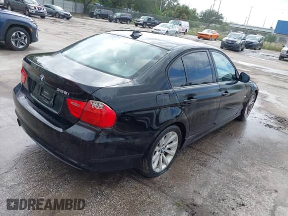 2011 BMW 3 Series 328i with VIN WBAPH7C58BE673886, listed as a IAAI auction lot 43336903 with 190,819 mi miles and . Bid and sale history available at DreamBid. Image 4.