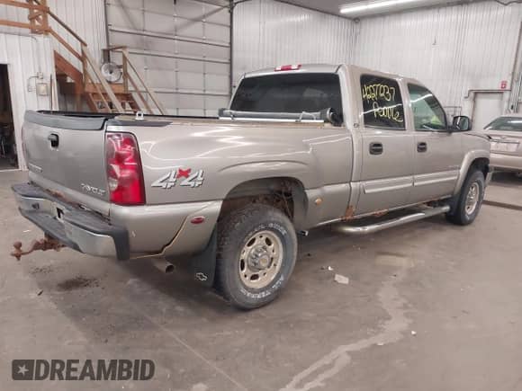 2003 Chevrolet Silverado 1500HD LS z VIN 1GCGK13U43F215122, wystawiony jako IAAI lot #42277237 z przebiegiem Nie podano mil oraz . Historia ofert i sprzedaży dostępna na DreamBid. Obrazek 4.