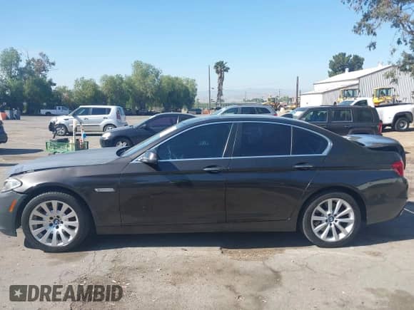 2015 BMW 5 Series 550i с VIN WBAKN9C53FD682327, выставлен на аукционе IAAI как лот 42314810 с пробегом 131 794 миль миль и . История ставок и продаж доступна на DreamBid. Изображение 14.