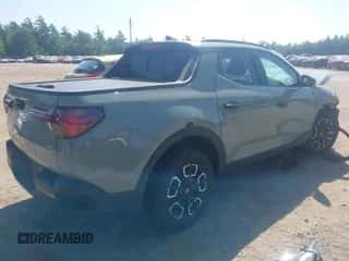 2024 Hyundai Santa Cruz SEL z VIN 5NTJCDDE9RH117425, wystawiony jako IAAI lot #42994293 z przebiegiem 17 589 mil mil oraz . Historia ofert i sprzedaży dostępna na DreamBid. Obrazek 4.