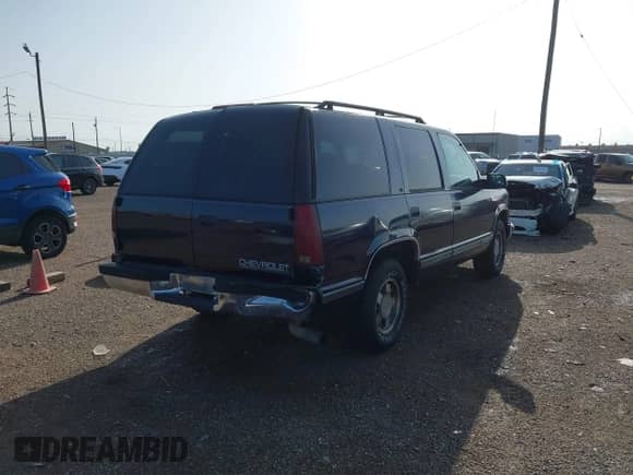 1995 Chevrolet Tahoe z VIN 1GNEC13K7SJ427888, wystawiony jako IAAI lot #42703275 z przebiegiem 251 895 mil mil oraz . Historia ofert i sprzedaży dostępna na DreamBid. Obrazek 4.