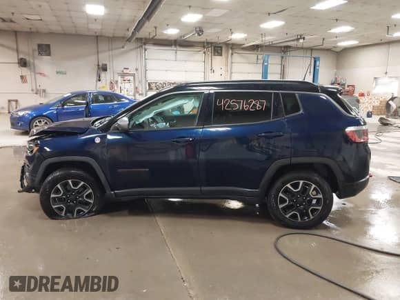 2019 Jeep Compass Trailhawk z VIN 3C4NJDDB0KT709054, wystawiony jako IAAI lot #42576287 z przebiegiem 113 796 mil mil oraz . Historia ofert i sprzedaży dostępna na DreamBid. Obrazek 14.