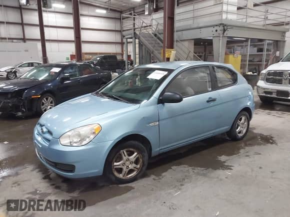 2008 Hyundai Accent GS z VIN KMHCM36C58U097281, wystawiony jako IAAI lot #43446528 z przebiegiem 122 810 mil mil oraz . Historia ofert i sprzedaży dostępna na DreamBid. Obrazek 2.