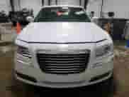 2014 Chrysler 300 z VIN 2C3CCARG9EH352978, wystawiony jako Copart lot #86805045 z przebiegiem 62 940 mil mil oraz Szkoda całkowita • Salvage title. Historia ofert i sprzedaży dostępna na DreamBid. Obrazek 5.