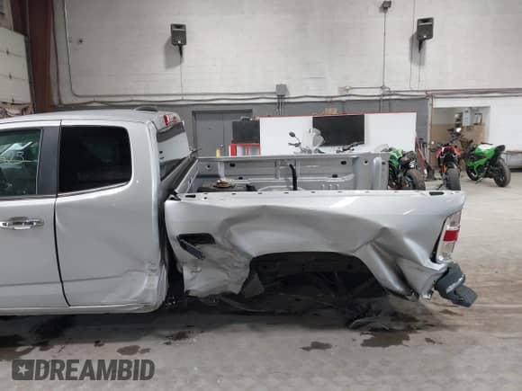 2022 Chevrolet Colorado 2WD LT z VIN 1GCHSCEA6N1167612, wystawiony jako IAAI lot #42880624 z przebiegiem 40 927 mil mil oraz . Historia ofert i sprzedaży dostępna na DreamBid. Obrazek 6.