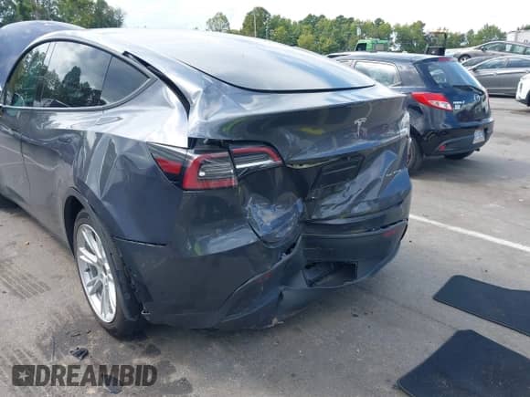 2021 Tesla Model Y Long Range with VIN 5YJYGAEE6MF251590, listed as a IAAI auction lot 43066576 with 33,937 mi miles and . Bid and sale history available at DreamBid. Image 6.