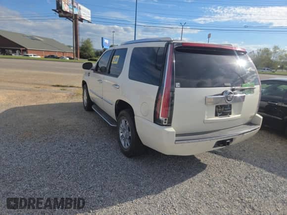 2008 Cadillac Escalade with VIN 1GYEC638X8R116485, listed as a Copart auction lot 85577985 with 187,486 mi miles and Clean title. Bid and sale history available at DreamBid. Image 3.