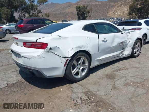 2018 Chevrolet Camaro 1LS z VIN 1G1FA1RX1J0183352, wystawiony jako IAAI lot #42500318 z przebiegiem 105 151 mil mil oraz . Historia ofert i sprzedaży dostępna na DreamBid. Obrazek 4.