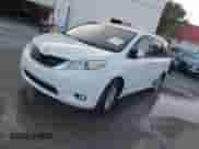 2012 Toyota Sienna z VIN 5TDKA3DC0CS011528, wystawiony jako IAAI lot #42767333 z przebiegiem 216 670 mil mil oraz . Historia ofert i sprzedaży dostępna na DreamBid. Obrazek 2.