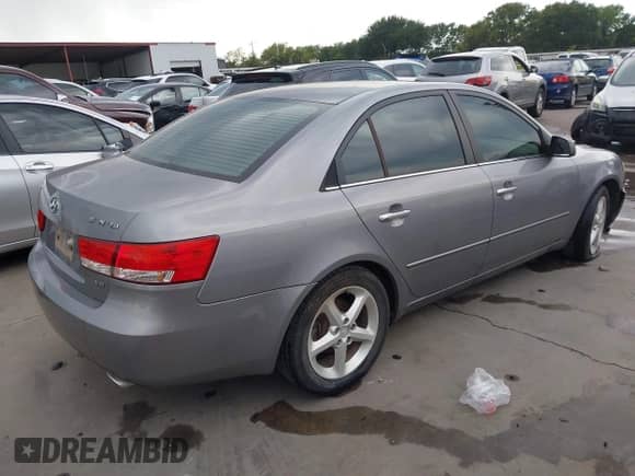 2007 Hyundai Sonata SE z VIN 5NPEU46F17H216160, wystawiony jako IAAI lot #42984765 z przebiegiem 117 304 mil mil oraz . Historia ofert i sprzedaży dostępna na DreamBid. Obrazek 4.