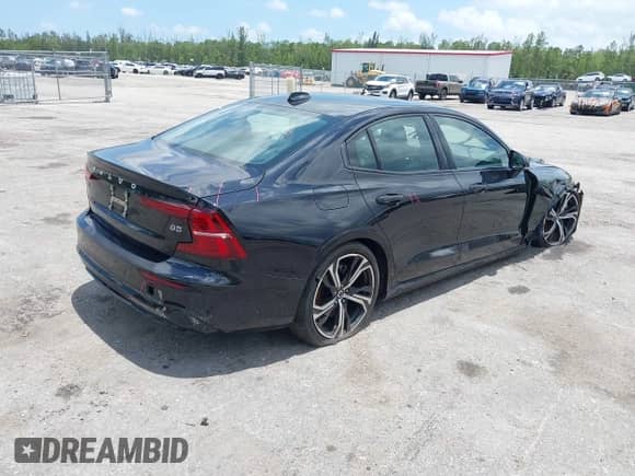 2024 Volvo S60 Plus Dark Theme z VIN 7JRL12FL0RG287417, wystawiony jako IAAI lot #42348117 z przebiegiem 18 697 mil mil oraz . Historia ofert i sprzedaży dostępna na DreamBid. Obrazek 4.