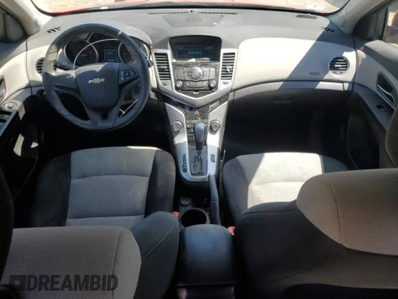 2015 Chevrolet Cruze LS z VIN 1G1PA5SG7F7213989, wystawiony jako Copart lot #54860115 z przebiegiem 110 039 mil mil oraz Czysty tytuł • Clean title. Historia ofert i sprzedaży dostępna na DreamBid. Obrazek 8.