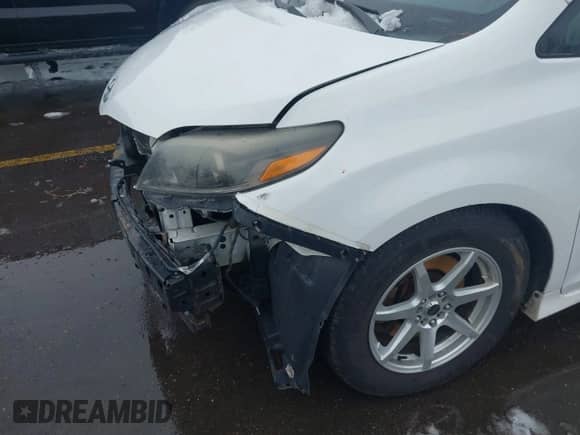 2015 Toyota Sienna SE with VIN 5TDXK3DC5FS583833, listed as a IAAI auction lot 41577726 with 143,965 mi miles and . Bid and sale history available at DreamBid. Image 6.