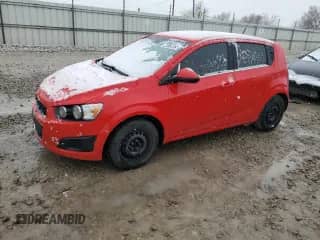 2014 Chevrolet Sonic LT z VIN 1G1JD6SB1E4198722, wystawiony jako Copart lot #46170975 z przebiegiem 121 067 mil mil oraz Czysty tytuł • Clean title. Historia ofert i sprzedaży dostępna na DreamBid. Obrazek 1.