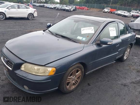2009 Volvo S60 2.5T with VIN YV1RS592292733777, listed as a IAAI auction lot 42737043 with 213,433 mi miles and . Bid and sale history available at DreamBid. Image 2.